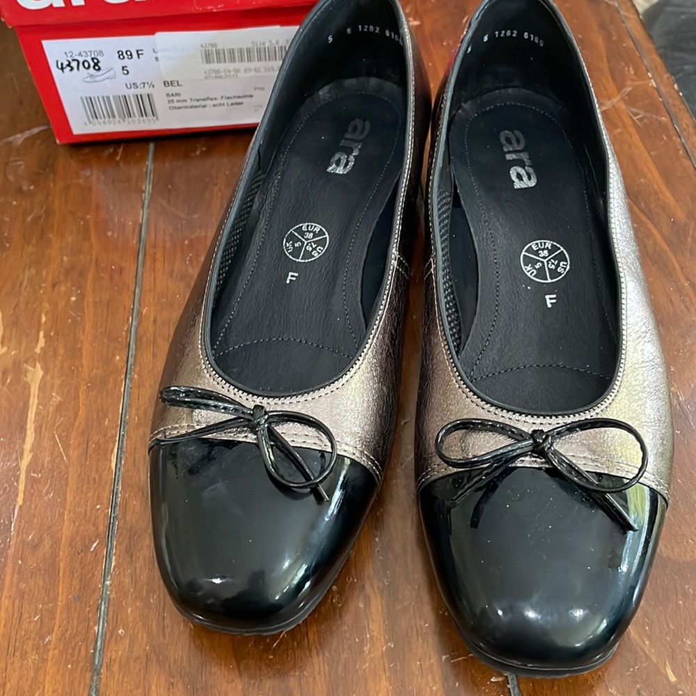 ara black patent and metallic leather flats (sz 7 1/2)